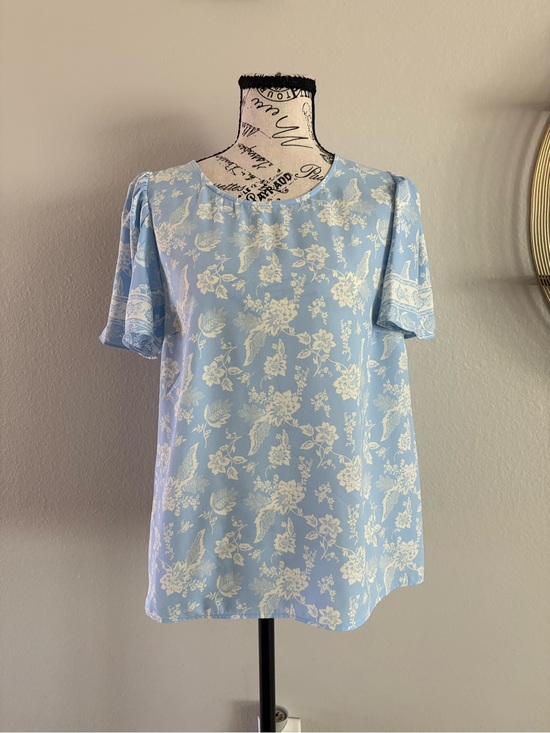 LC Lauren Conrad Tops - LC Lauren Conrad Light Blue Floral Short Sleeve Blouse